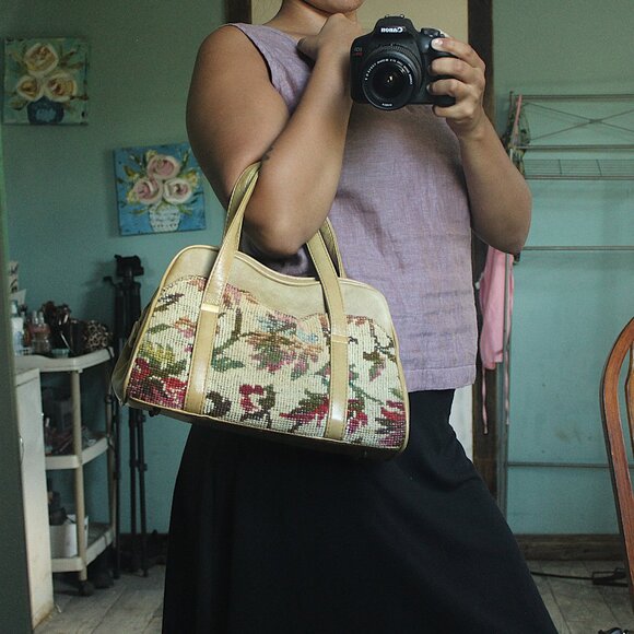 Tan floral carpet style double handle 4 metal feet zipper closure hand bag - Picture 1 of 9